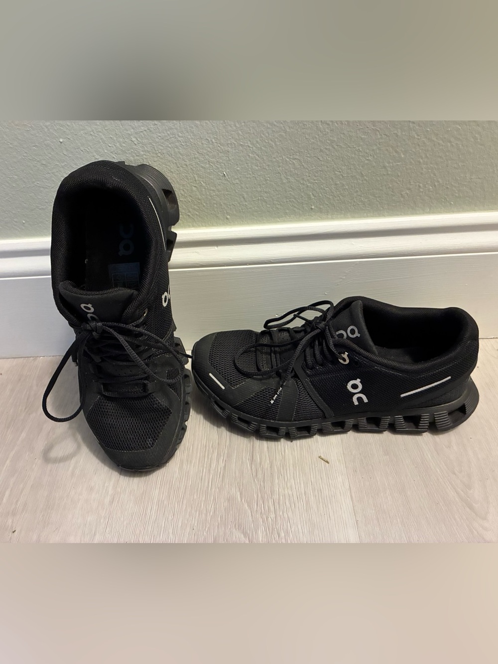 size 6- On Clouds Women’s Black Sneakers